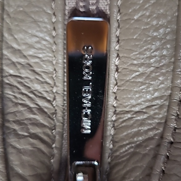 Michael Kors* Chelsea Shoulder Bag* Taupe* Large - Picture 7 of 10